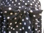 Manteau AGLAE en lainage maille noir à pois gris femé par un noeud (6)