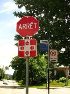 panneau stop et bus