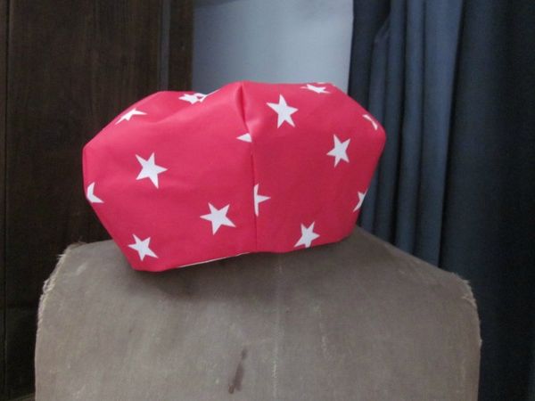 Chapeau de pluie rouge imprimé étoiles écru (1)