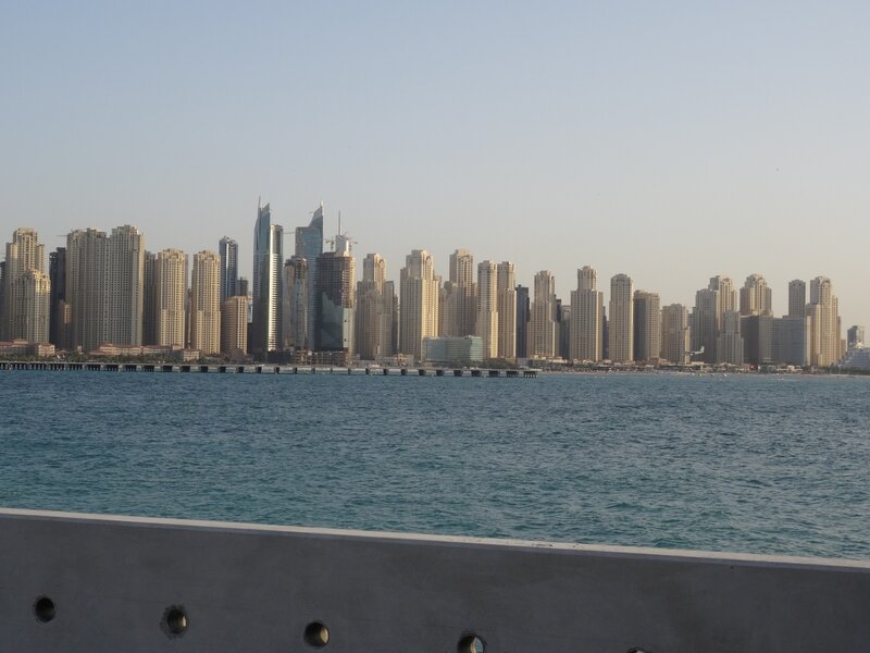 Vue sur les grattes-ciels de Dubai Marina depuis The Palm Jumeirah