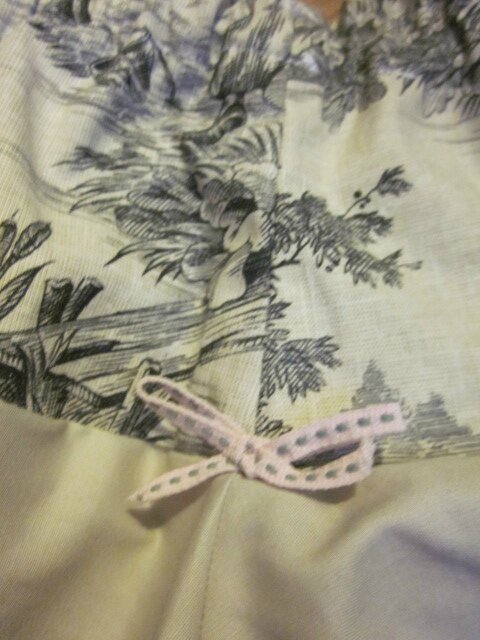 Culotte en coton imprimé toile de Jouy noire sur fond écru - coton imprimé et coton uni écru dans le dos - noeuds rose devant et sur les fesses (2)