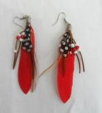 Boucles d'Oreilles Plumes Style Cheyenne Rouges Avec Perles