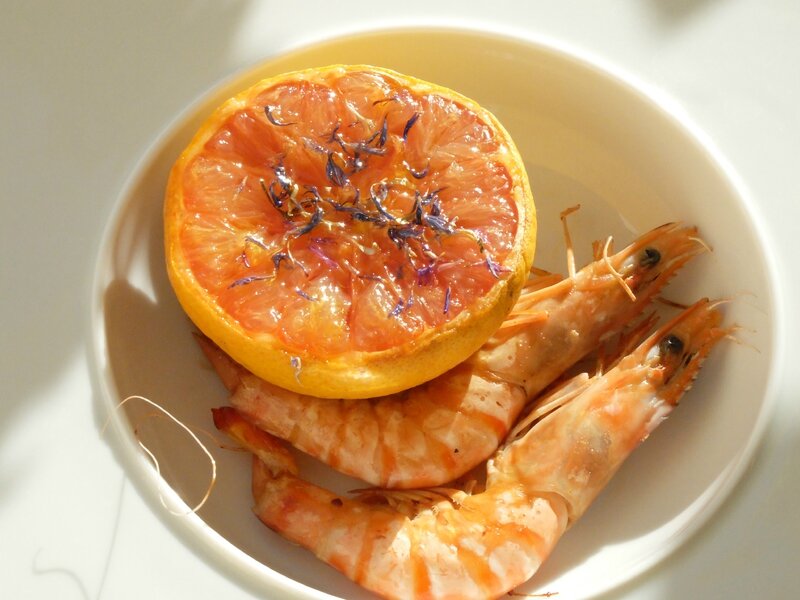 pamplemousse gratiné au miel et gambas flambées