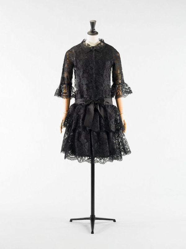
Cristóbal Balenciaga, sleeveless dress and jacket, 1965-1966, Palais Galliera © Julien Vidal / Galliera / Roger-Viollet
