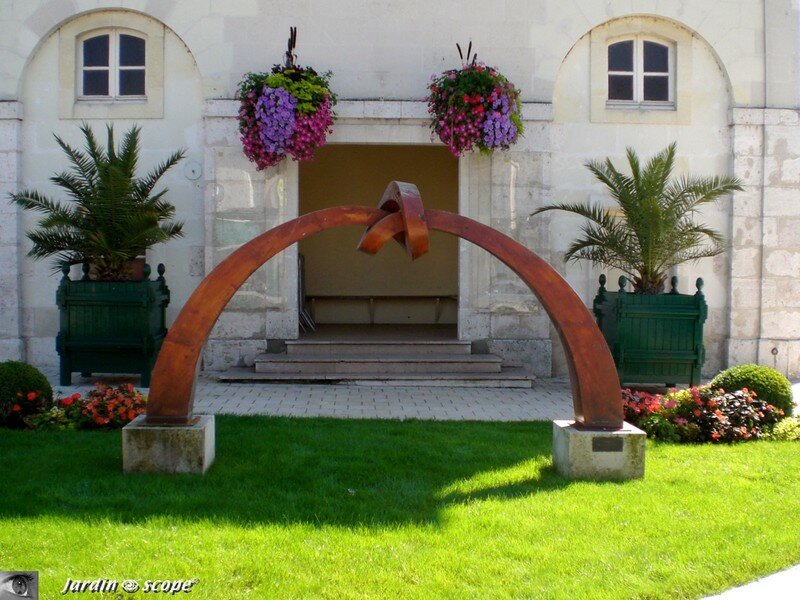 Pont entre les Peuples devant la Mairie de Contres (41)