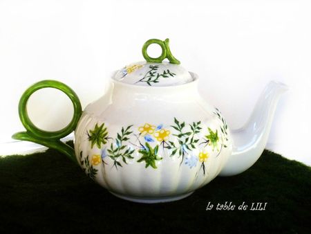 691376-theiere-porcelaine-et-tea-cosy-li-ddbff_big