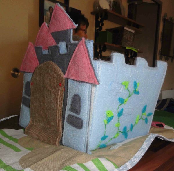 tapis de jeu chateau en feutrine fait main foldingo, handmade fold and go felt castlel play mat (7)