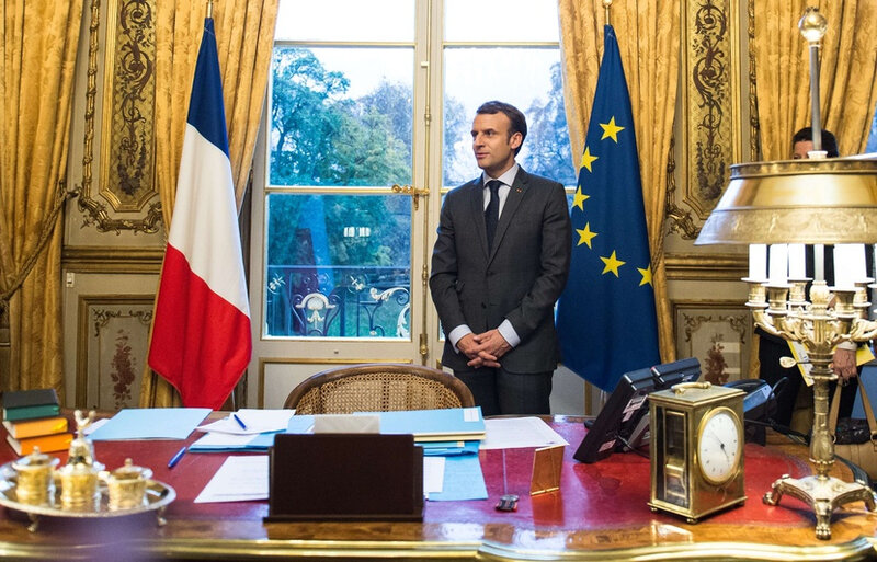 830x532_emmanuel-macron-bureau-elysee-illustration