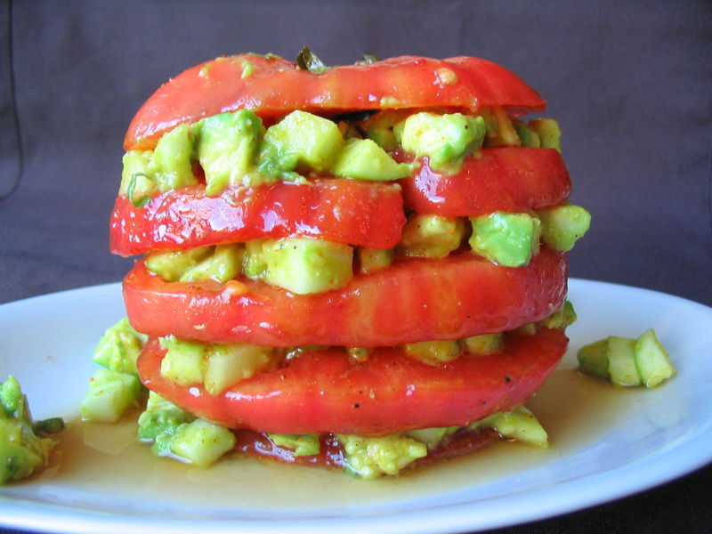 Millefeuille de tomates, avocats et pommes