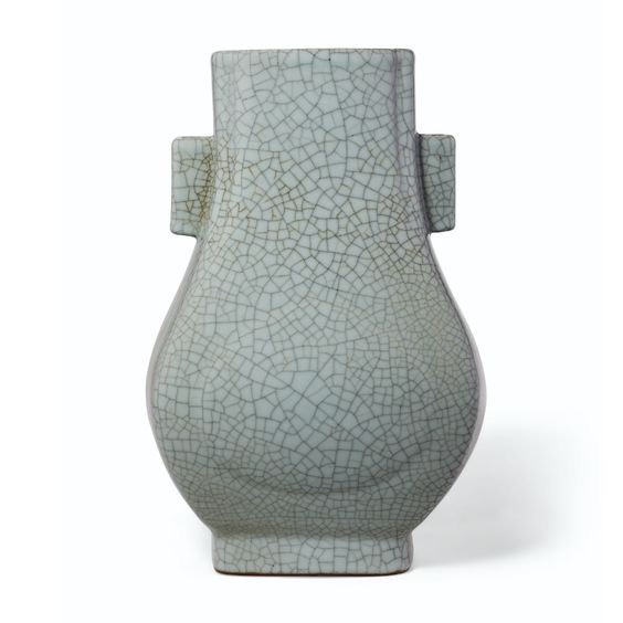 ☆値下げ☆ジョアン・アイザック　Pear Blossom Vase A blue and white 'figural' pear-shaped vase, Qing dynasty