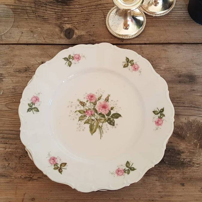 A vendre : anciennes lot 5 assiettes en Porcelaine fleurs roses et bordure dorée 