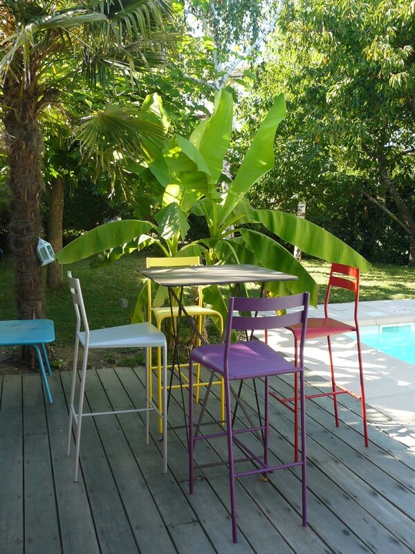 mange debout chaises hautes fermob bananier terrasse bois