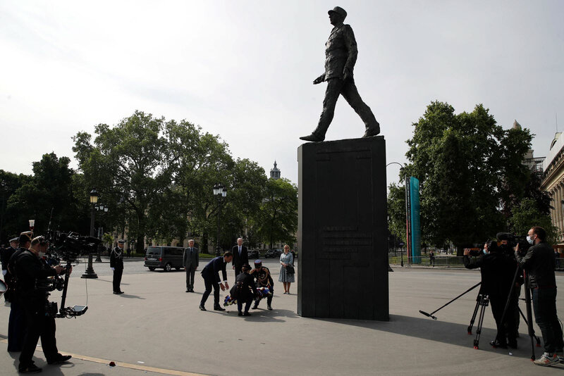 le-chef-de-l-etat-a-depose-une-gerbe-devant-la-statue-du-general-de-gaulle-photo-francois-mori-afp-1588929383