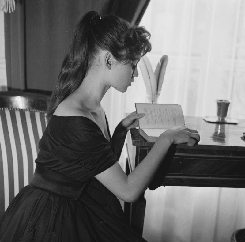1955-chez_bb-par_gaston-robe_noire-052-1