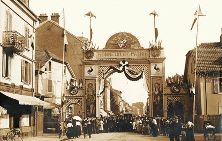 CPA Belfort Inauguration 3 Sièges 1913 Arc Triumph Place Marché Où