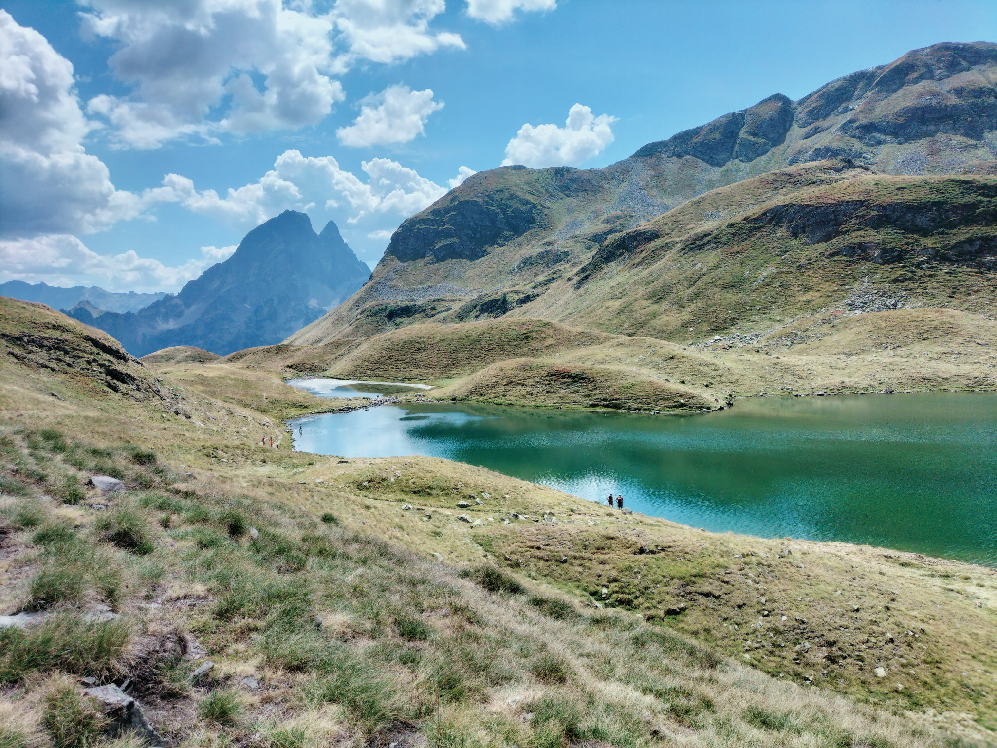 Lac d'Aule, vue sur le lac et le Pic (64)