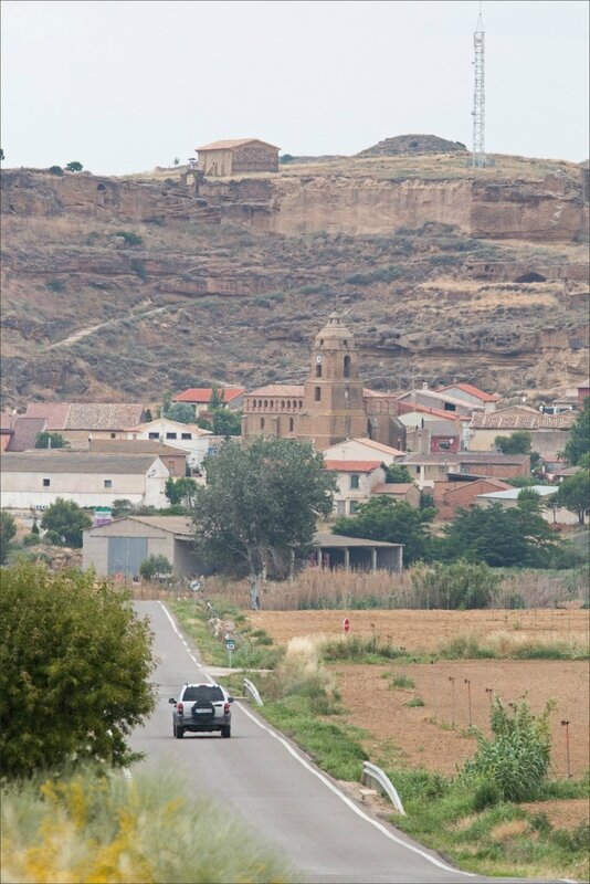 Haut Aragon juin 2017 J3 Monegros 11 village route falaise