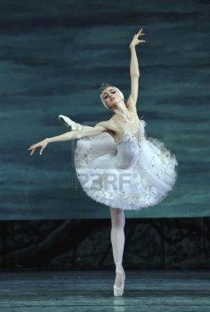 8151479_ballet_royal_russe_effectuer_le_lac_des_cygnes_ballet_au_th_tre_jinsha_24_d_cembre_2008__chengdu_chi