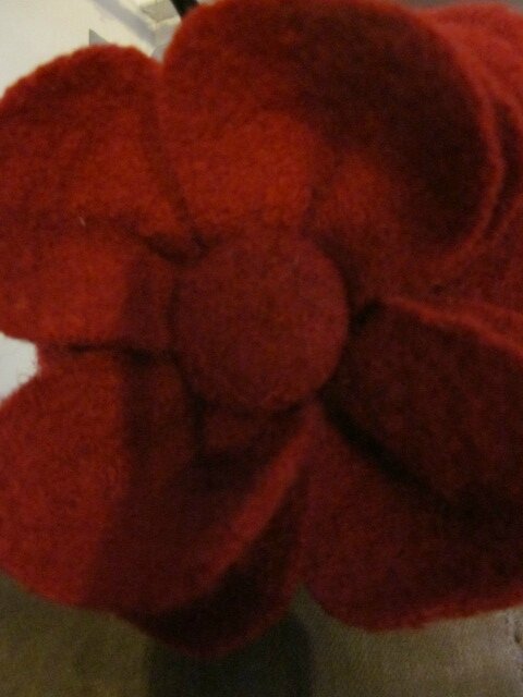 Chapeau AGATHE en laine bouillie rouge avec fleur - doublure de coton rouge à pois blancs (8)