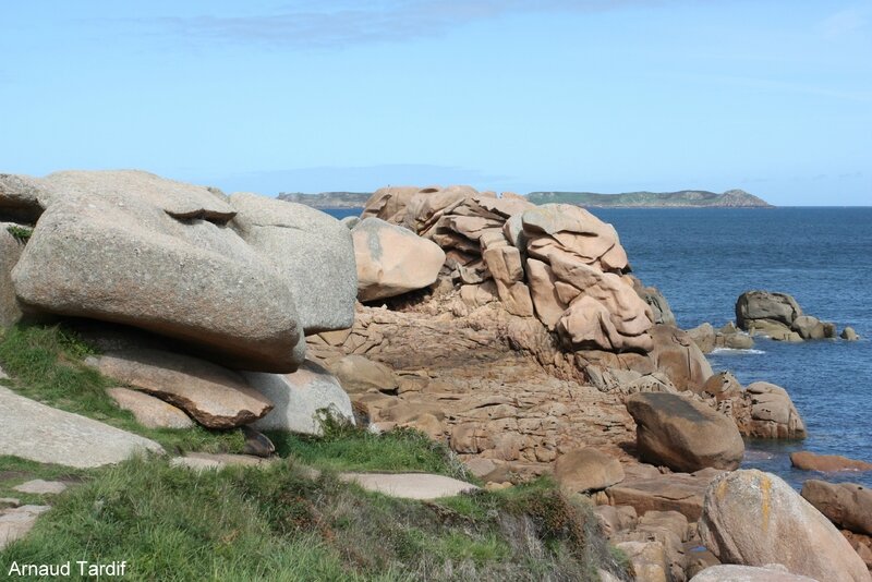 00522 Bretagne - La Côte de Granit Rose à la Pointe du Squéouel avec la RN des Sept Iles au fond - Ploumanac'h blog