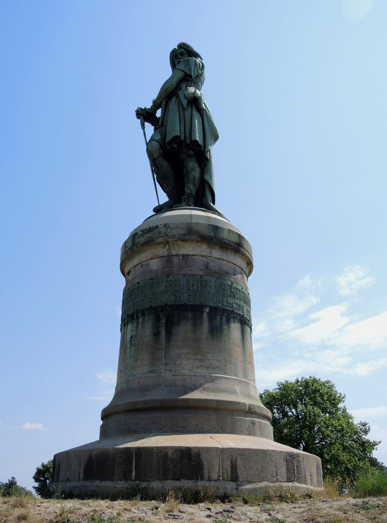 Alise-Sainte-Reine, statue de Vercingétorix, contre plongée (21)