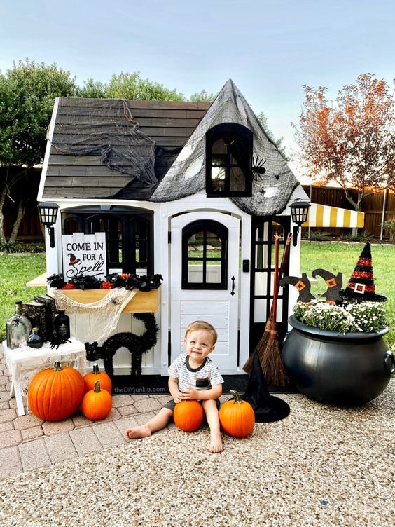 playhouse_halloween_black_cat