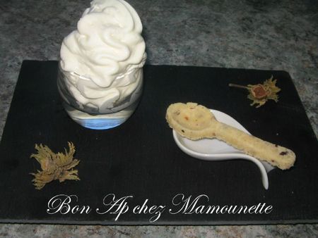 Cuillères au chocolat blanc noisettes amandes et chantilly 017