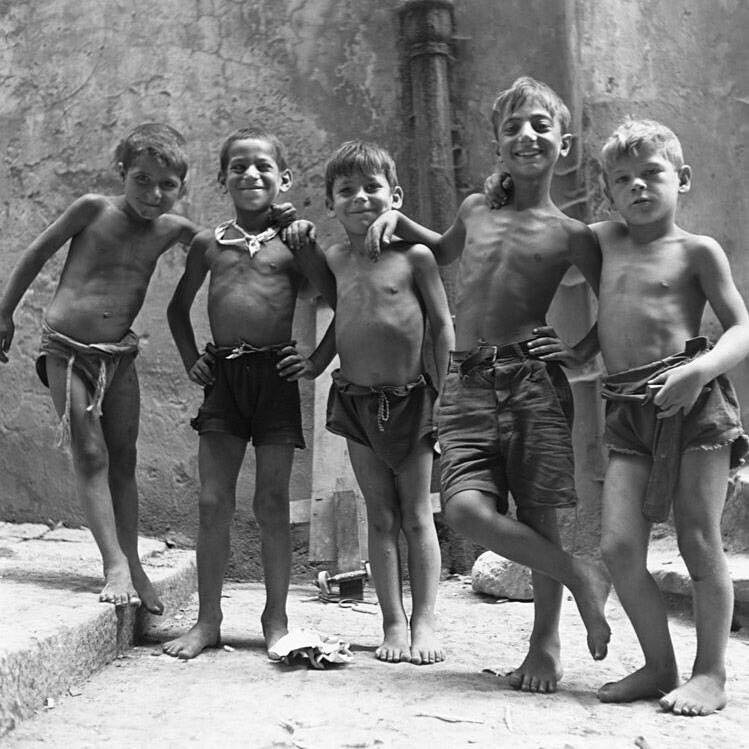 11: En Aout 1944, Wayne Miller, fait cette photo intitulé scugnizzi nel pedriodo estivo, Napoli