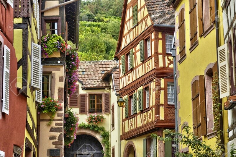 37252115-France-le-pittoresque-village-de-Kaysersberg-en-Alsace-Banque-d'images