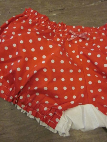 Culotte en coton rouge à pois blancs - dos en coton rouge à pois blancs et coton blanc - noeuds vichy rouge devant et sur les fesses (4)