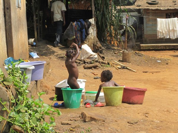 2 enfants qui prennent un bain à Yaoundé 2