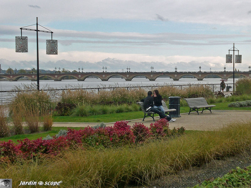 Amoureux sur un banc public sur les quais de la Garonne