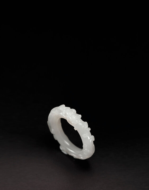 2014_HGK_03371_3145_000(a_carved_white_jade_chilong_disc_qing_dynasty_18th_century)