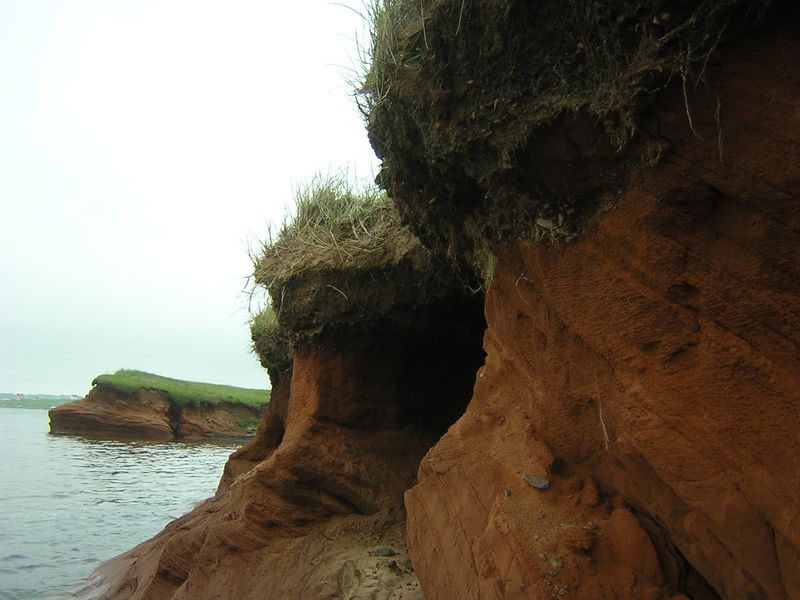 CAVERNES DANS LES FALAISES