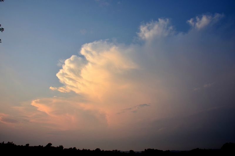 Enclume de cumulonimbus au soleil couchant...