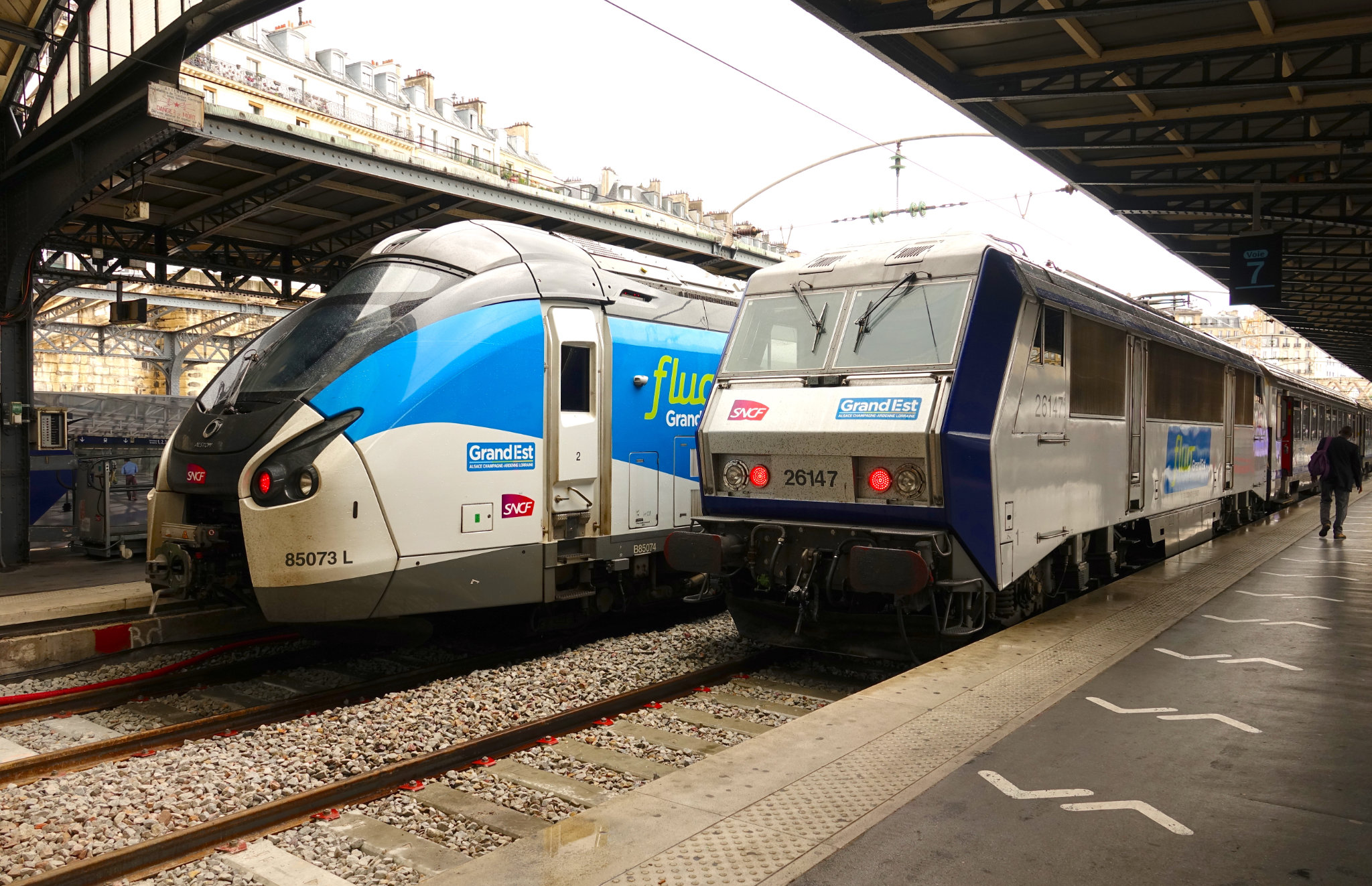 BB 26147 au butoir avec un Coradia Liner à Paris-Est