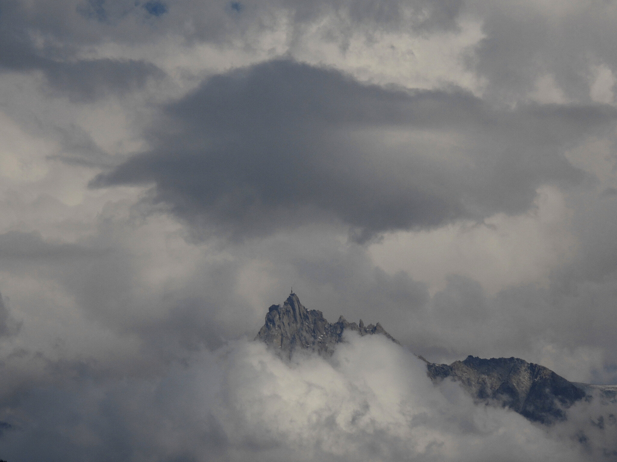 Combloux, vue sur l'Aiguille du Midi dans les nuages (74)