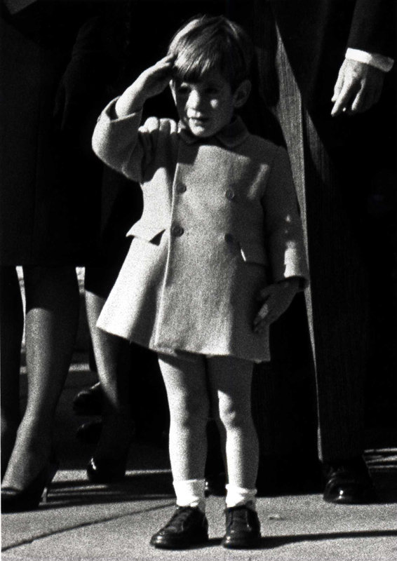 Le-salut-de-John-John