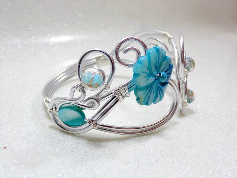 Bracelet mariée turquoise fleurs perles argenté fil aluminium