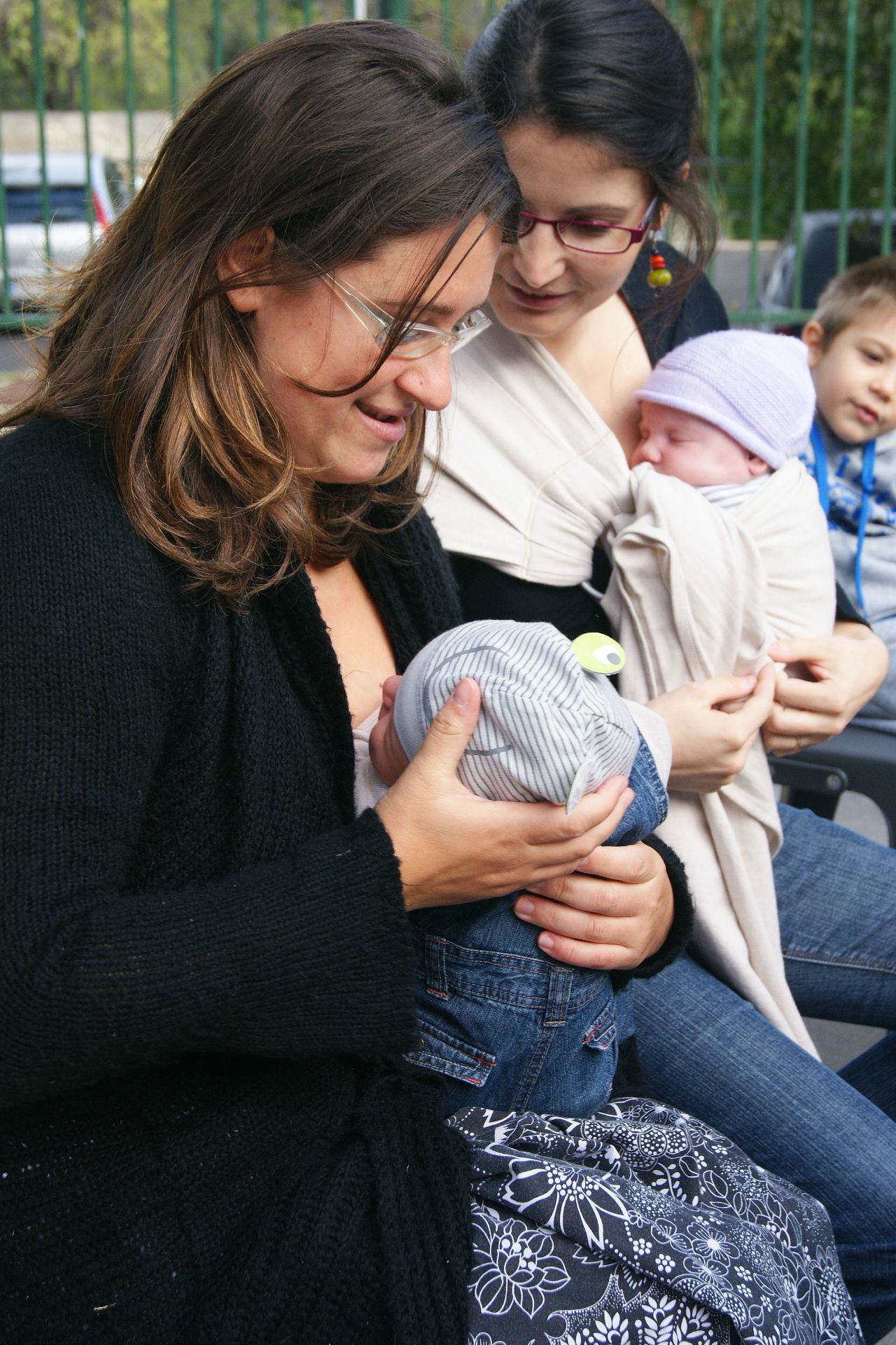 Elisabeth et Robin 6 semaines / Karine et Méline 1 mois