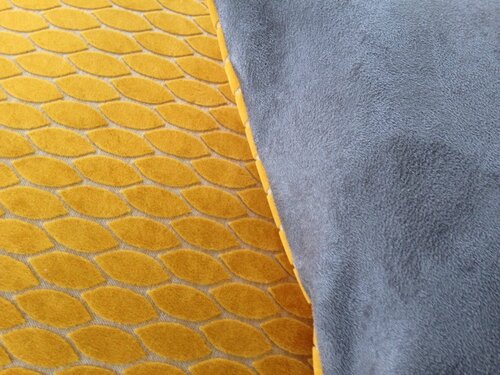 housses de coussin modele maison tissu velours toffy jaune et tissu suédine grise 3