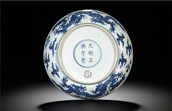 A fine and rare blue and white 'dragon' saucer dish, mark and period of Zhengde (2)