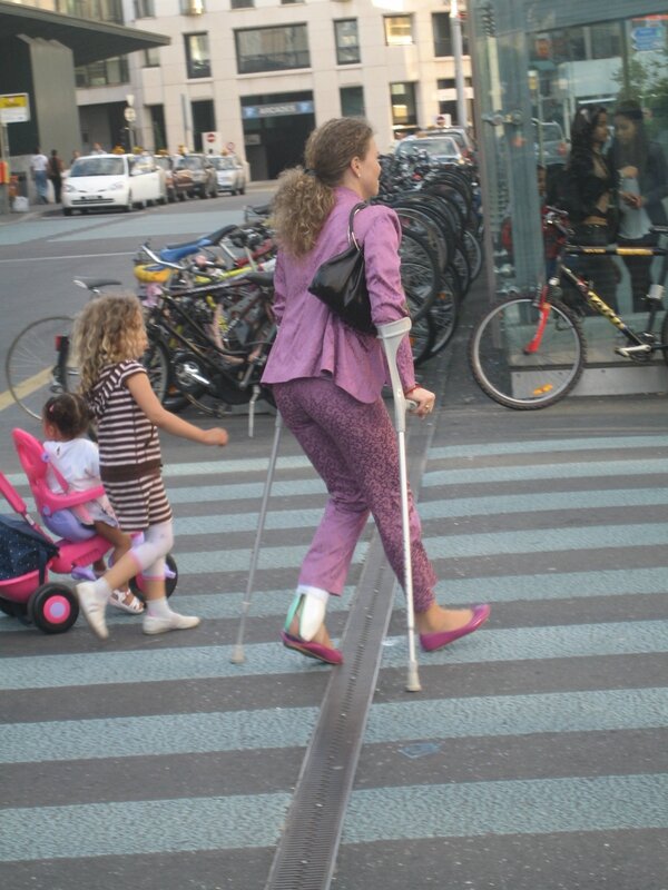 girl aircast crutches 06