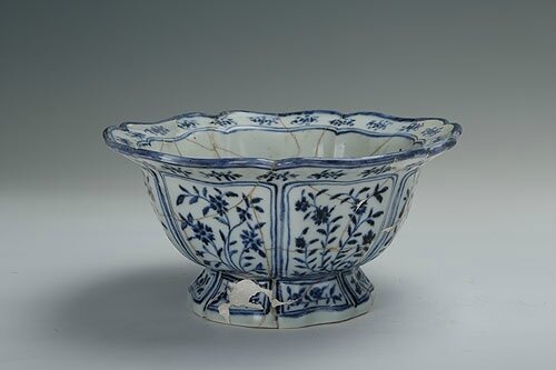 Blue-and-white bowl with flower-shaped rim, Xuande period (1426-1435)