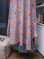 Robe EUPHRASIE en coton gris imprimé fleur et oiseaux rose vert et jaune (7)