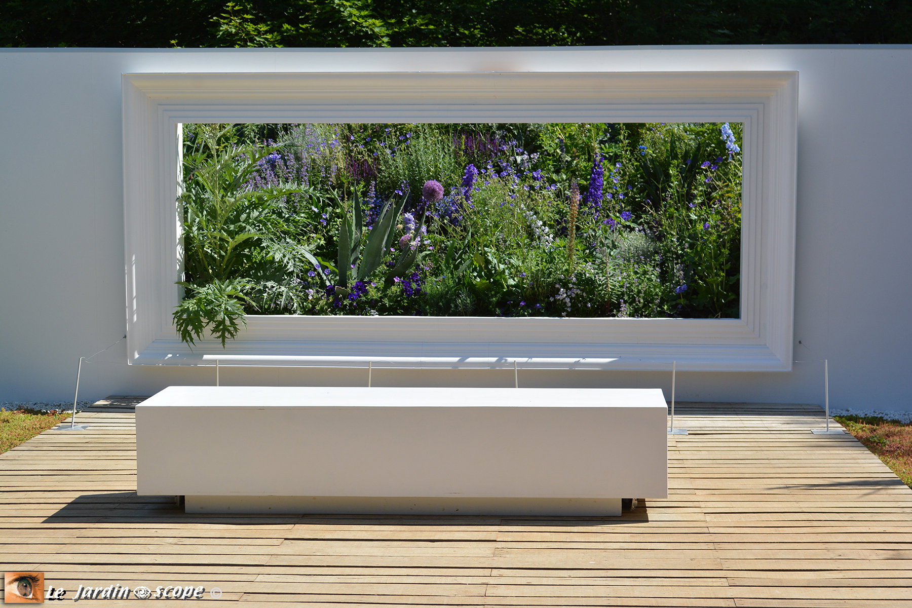 Banc parallélépipèdique devant un tableau végétal à Chaumont-sur-Loire
