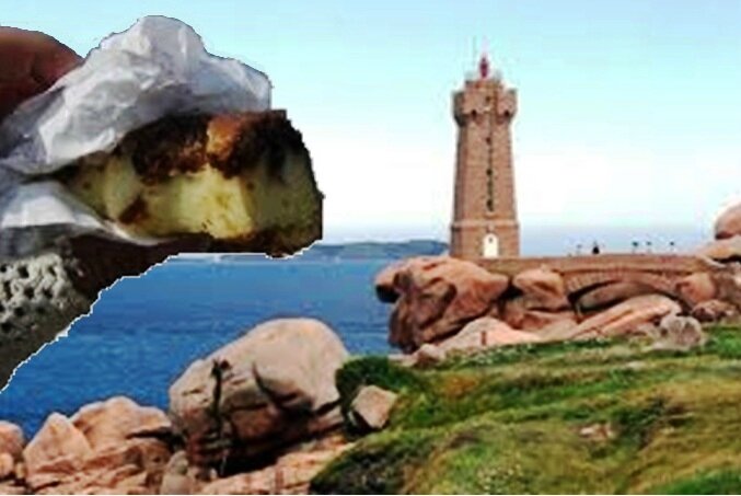 Manger du far près d'un phare breton