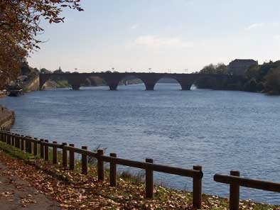 Le vieux pont vu de la promenade