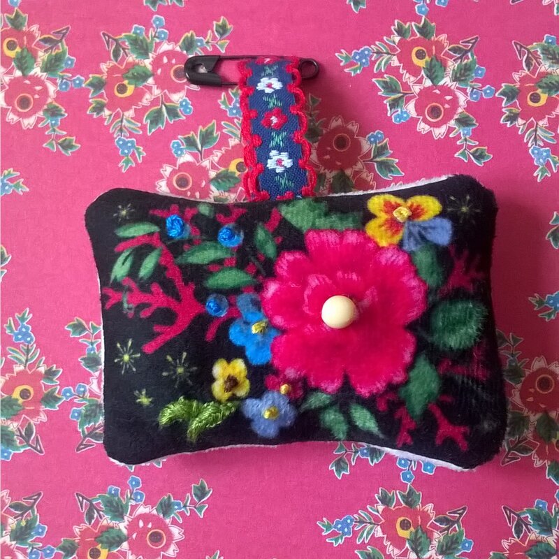 broche-velour-fleur-broderie-perles-brodées