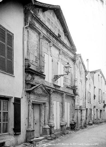 Maison_-_Façade_sur_rue_-_Pons_-_Médiathèque_de_l'architecture_et_du_patrimoine_-_APMH00002220